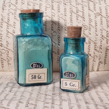 Duo de flacons pharmaceutiques bleus turquoises