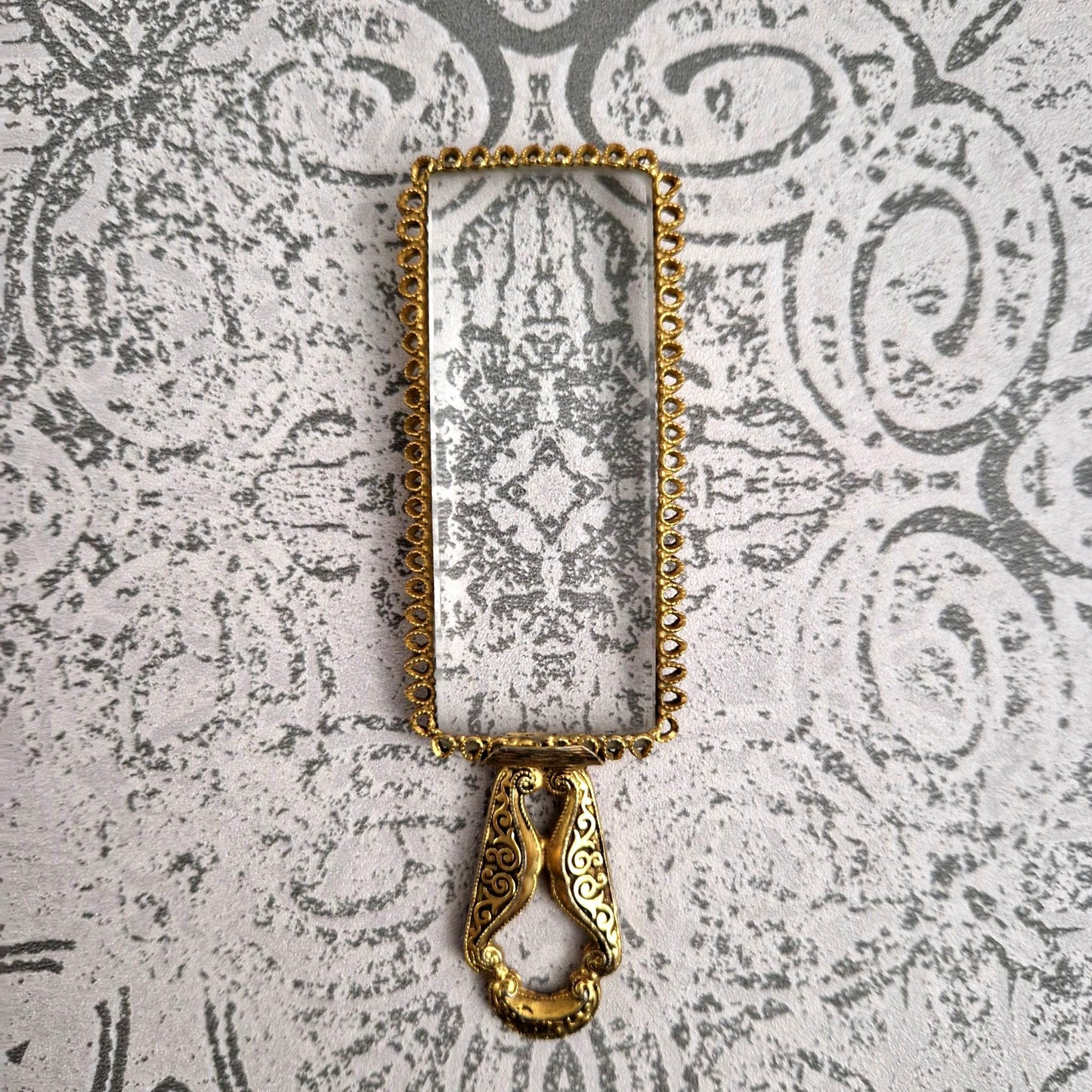 loupe dorée de lecture XIXème