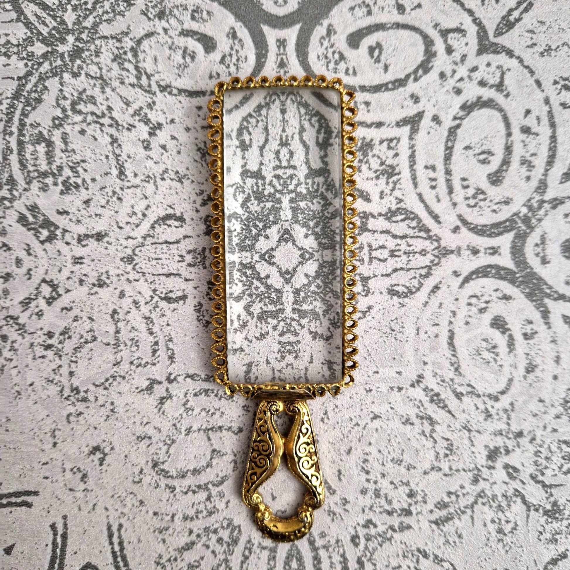 loupe dorée de lecture XIXème