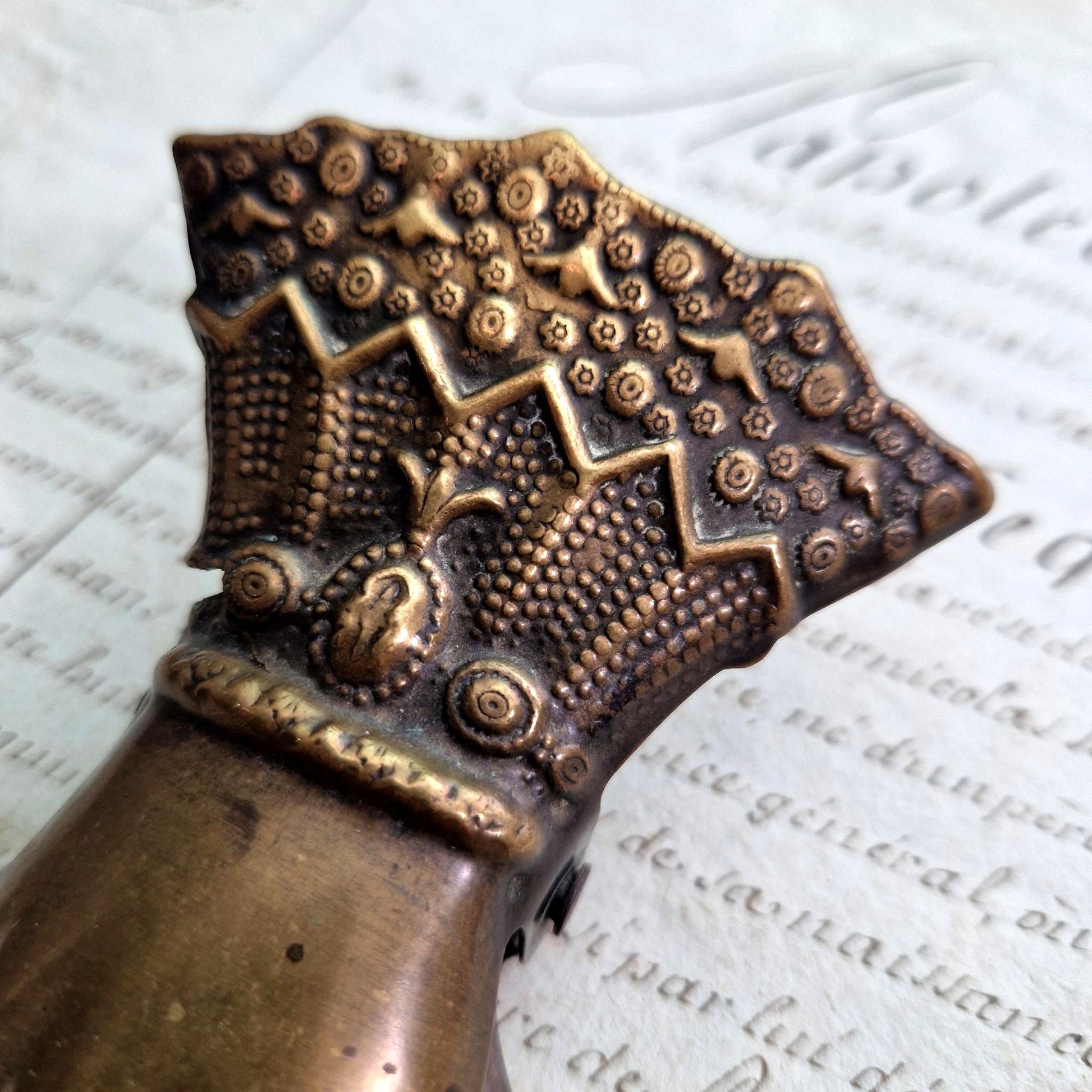 main ancienne florale bronze