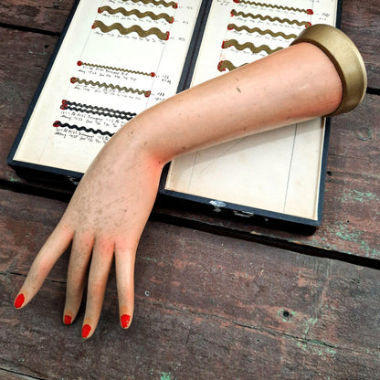 main bois sculptee vitrine bijoux