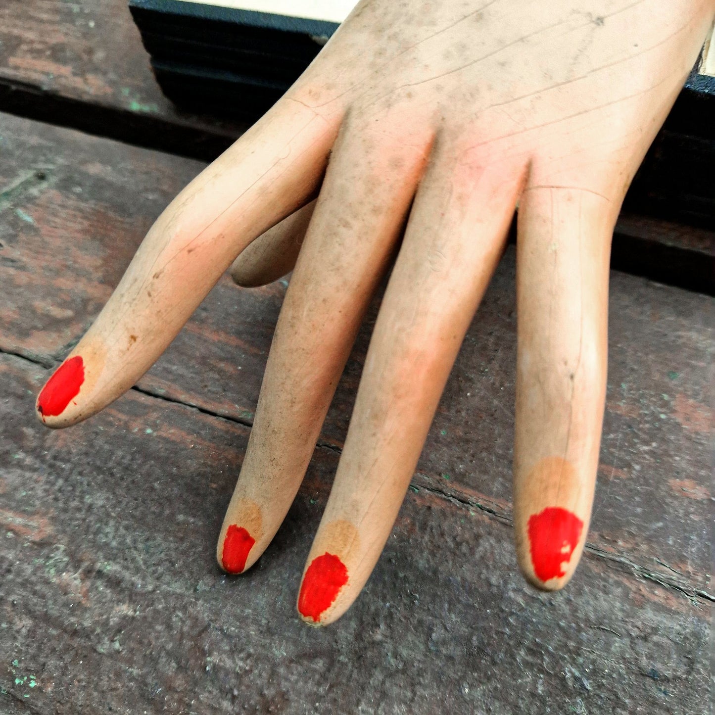 main bois vitrine mode ancienne