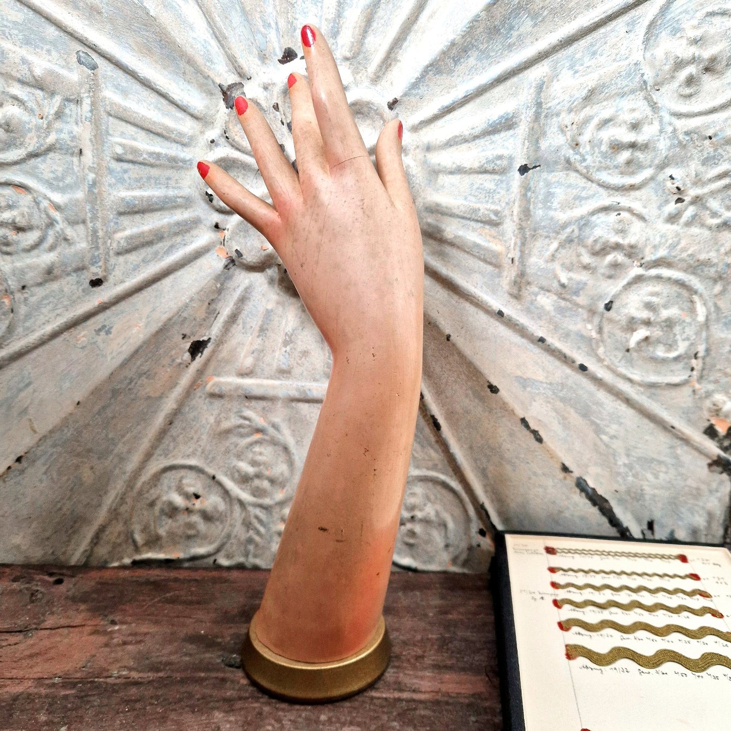 main presentoir gants bijoux 1940