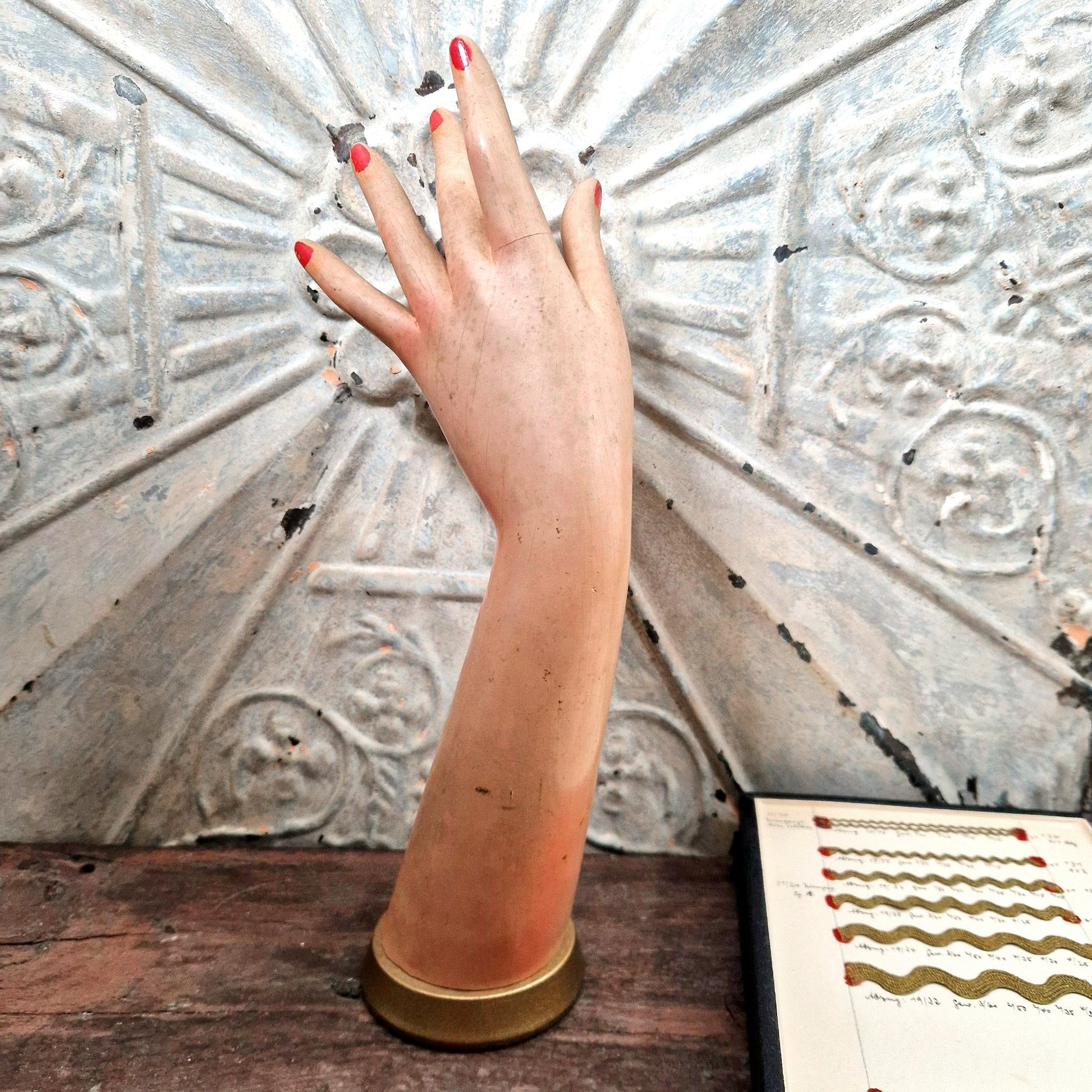 main presentoir gants bijoux 1940