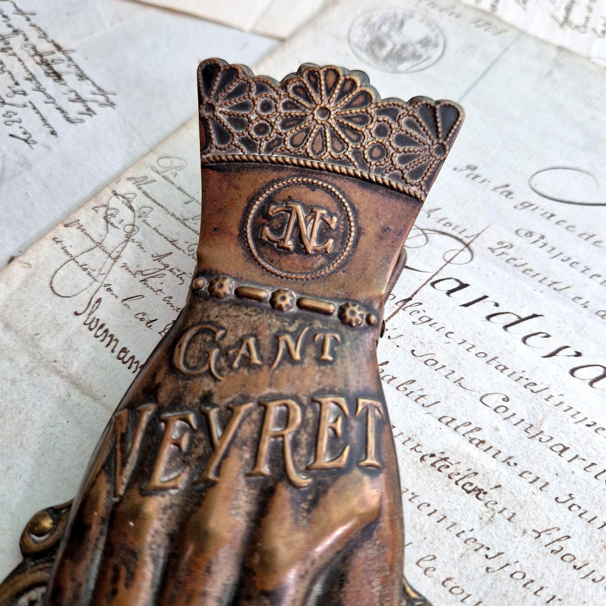 main publicitaire belle epoque