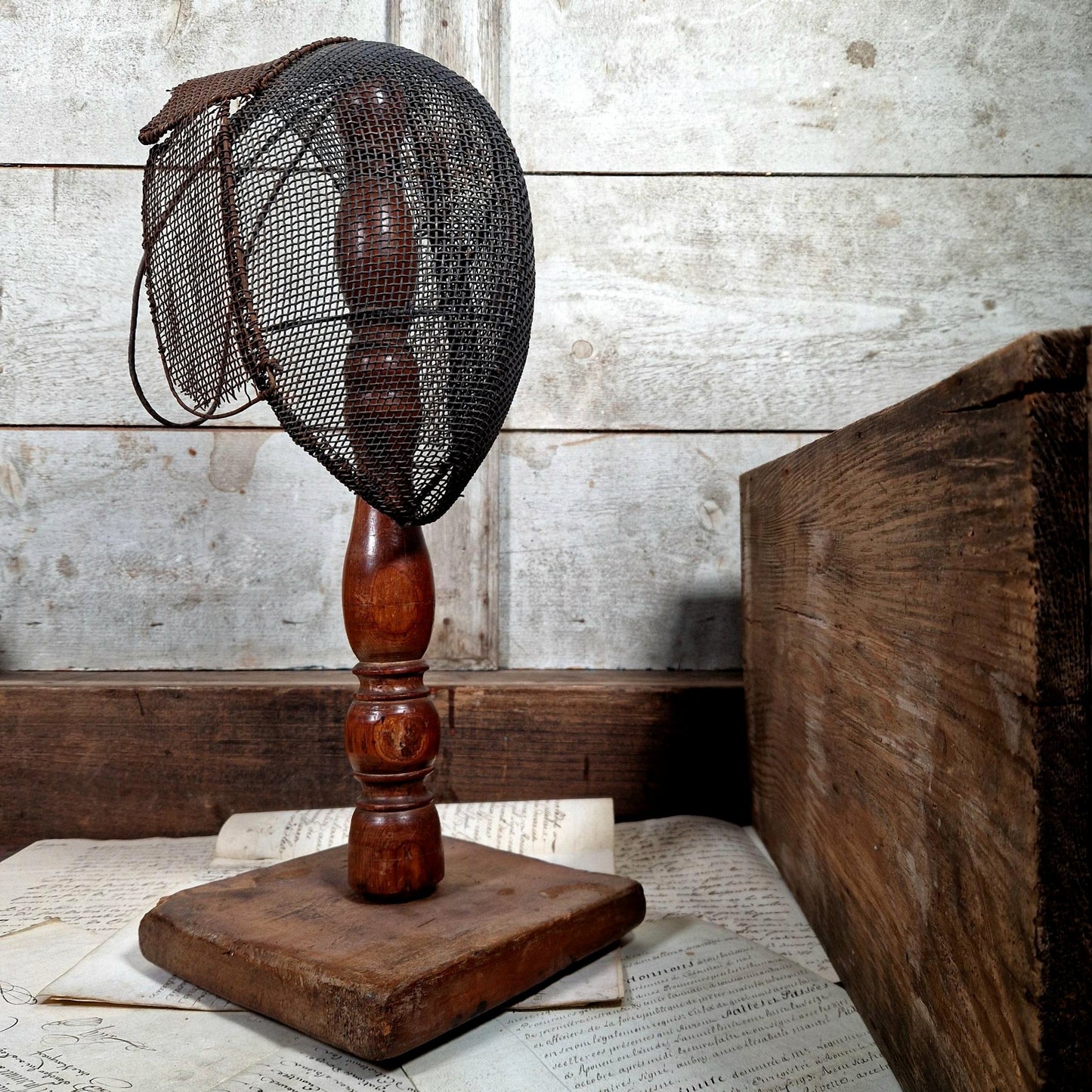 masque escrime ancien metal socle bois