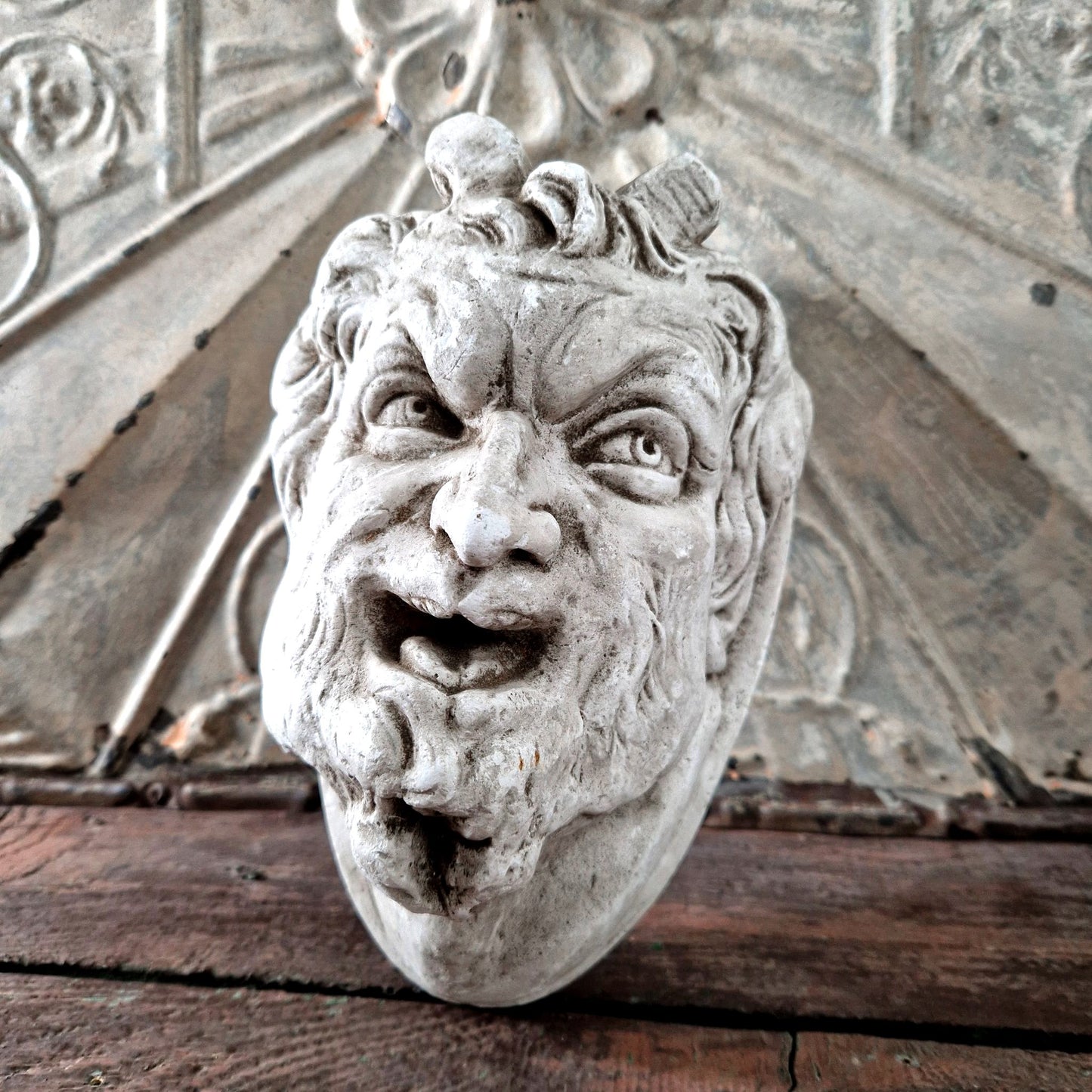 masque mural diable ancien platre