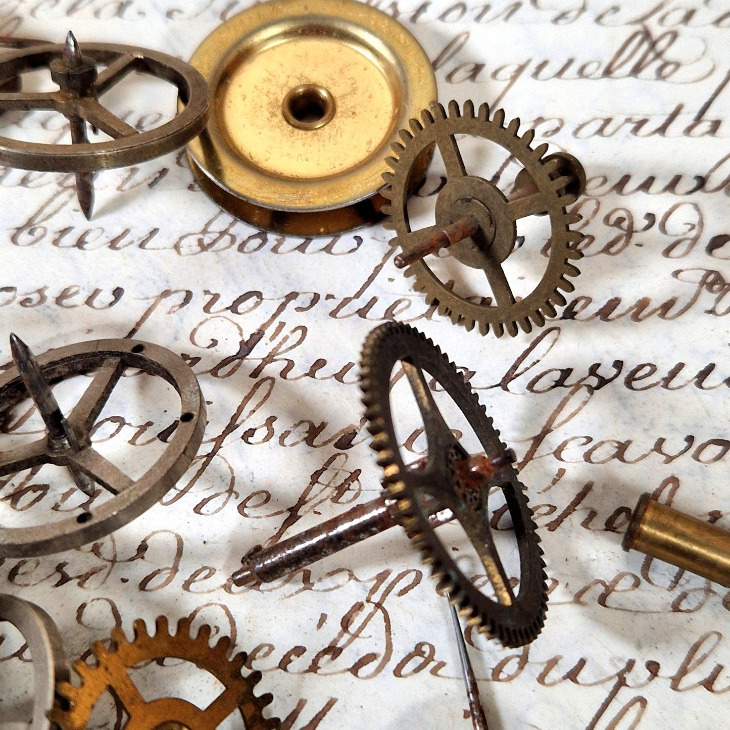 mecanisme ancien horloge pignons