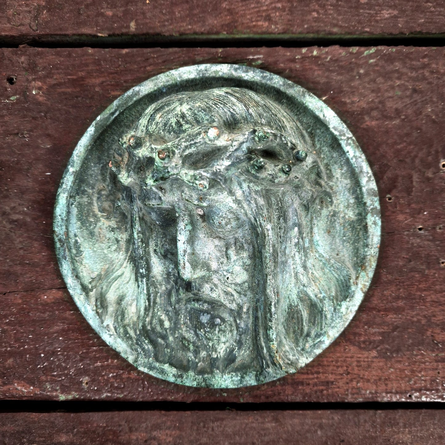 medaillon en bronze du christ couronné