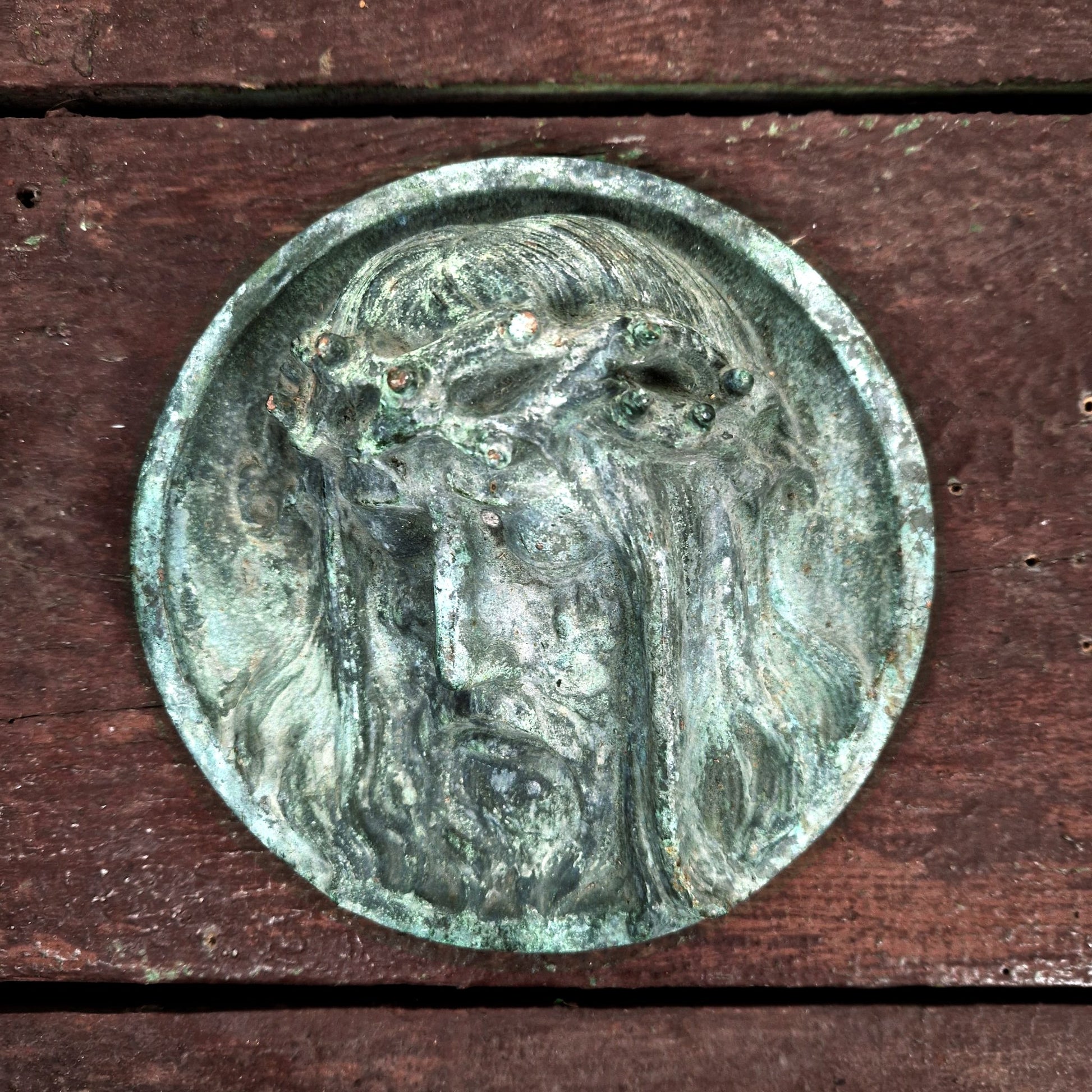 medaillon en bronze du christ couronné