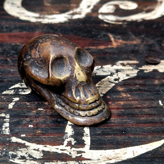 memento mori en bronze skull figurine