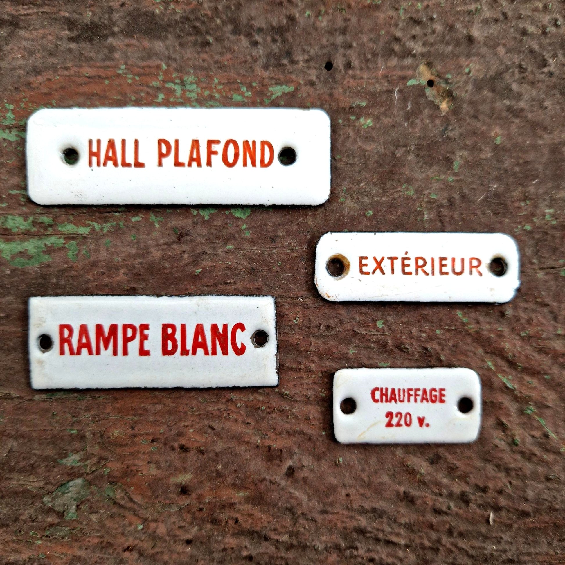 mini plaques emaillees rouges anciennes