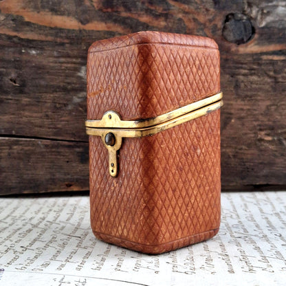 nécessaire de couture ancien coffret gaufré