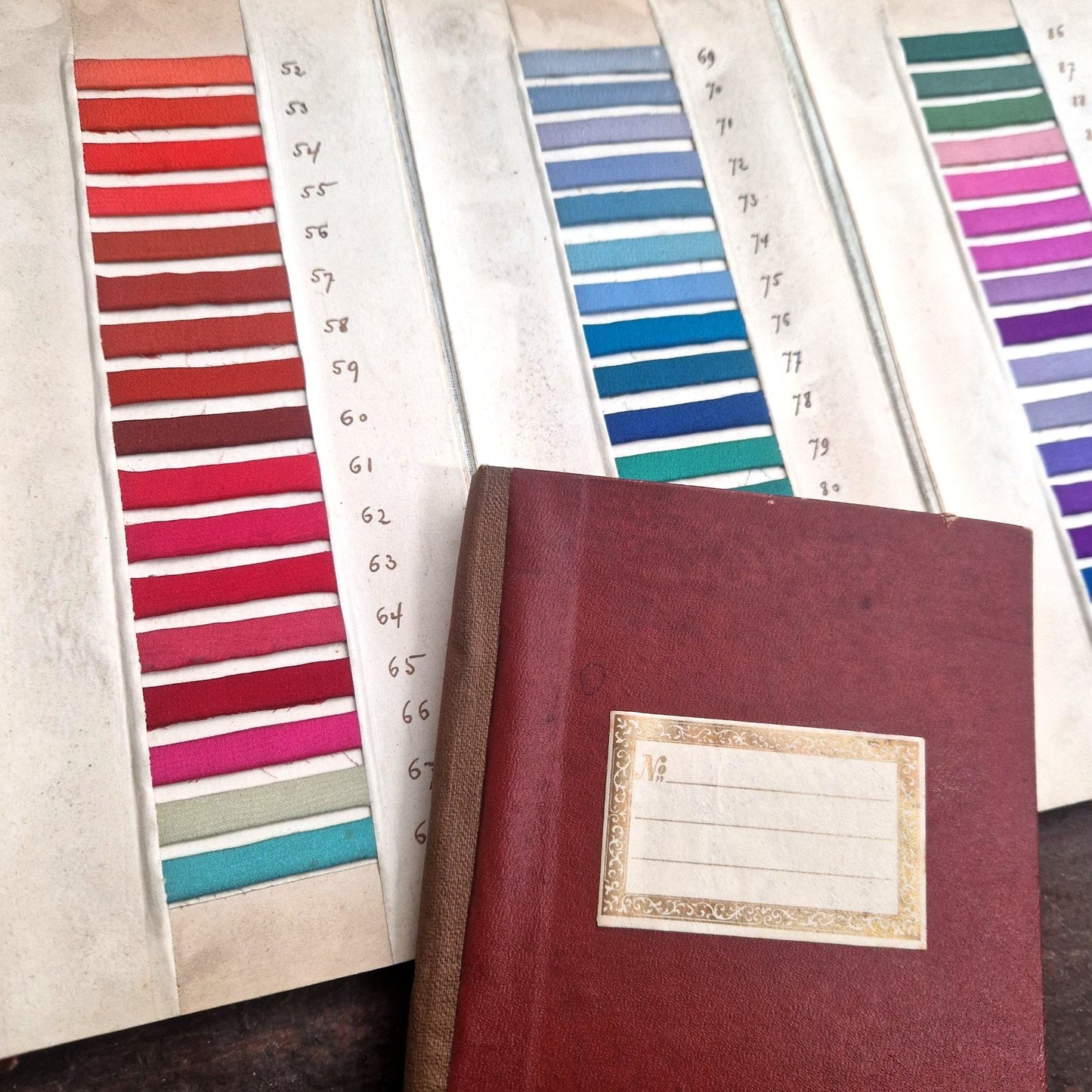 nuancier soie satin échantillons textiles anciens