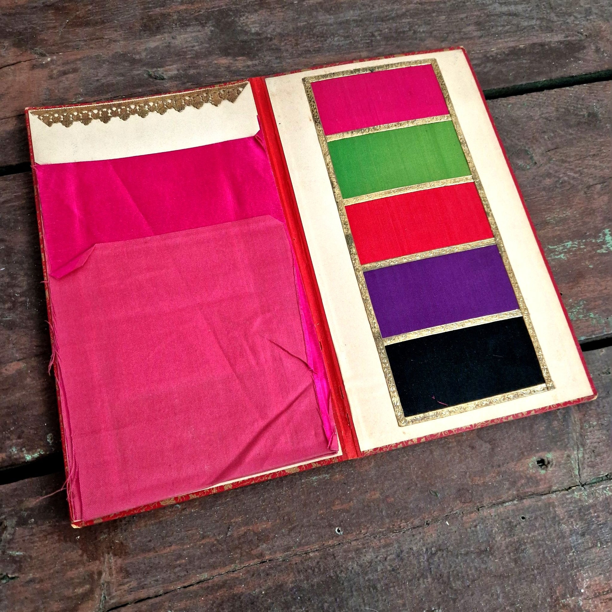 nuancier textile ancien rouge doré