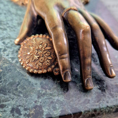 objet de bureau ancien main feminine