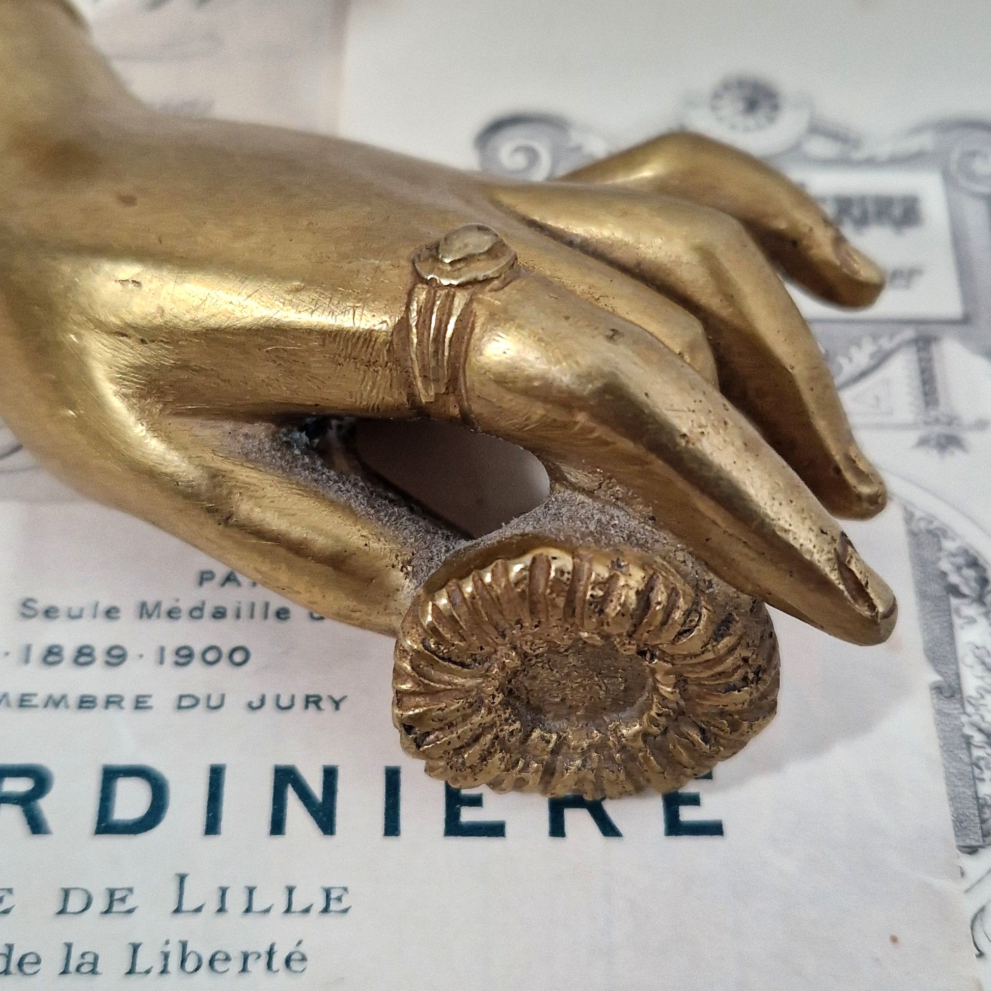 objet décoratif main fleurie anciennne
