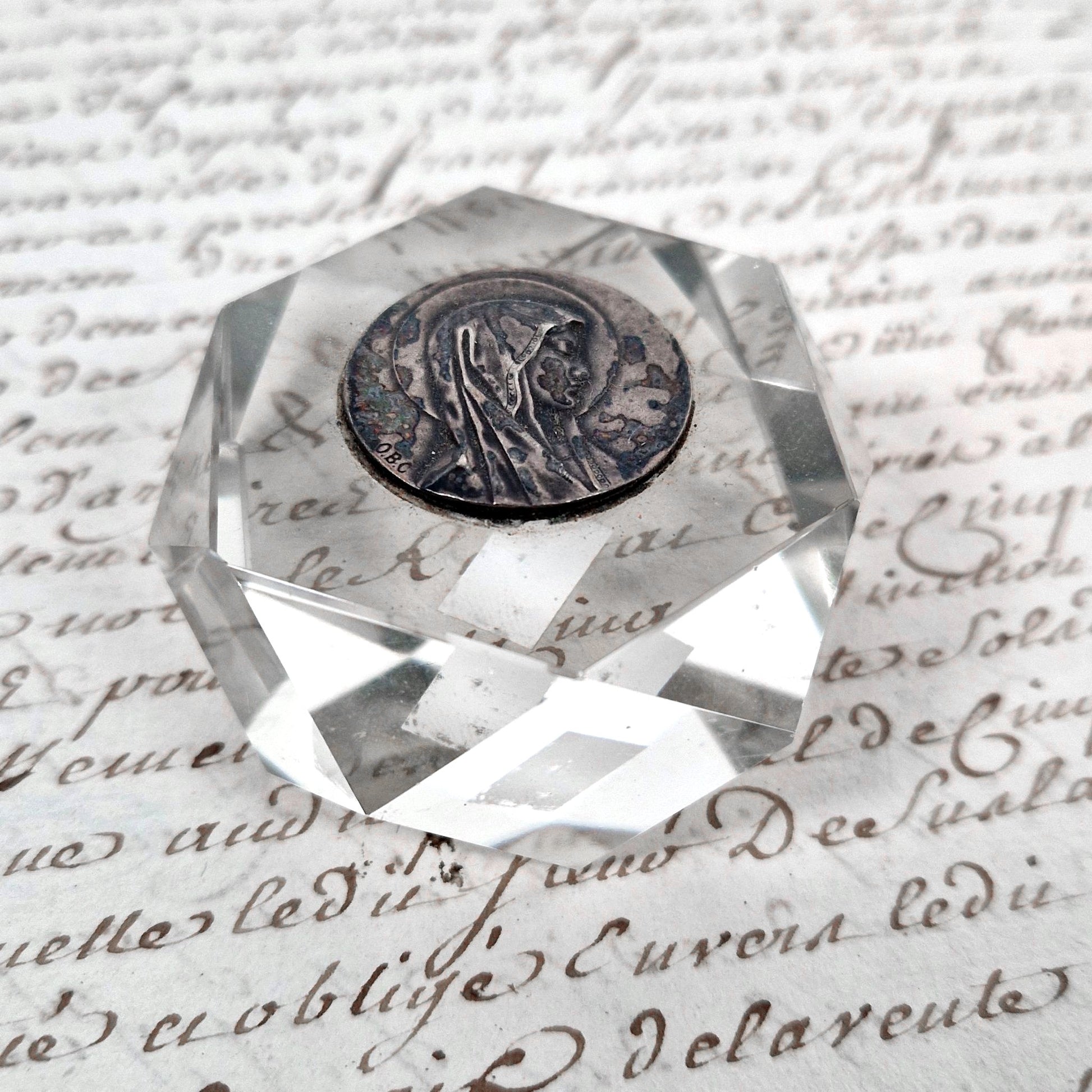 objet religieux ancien en verre