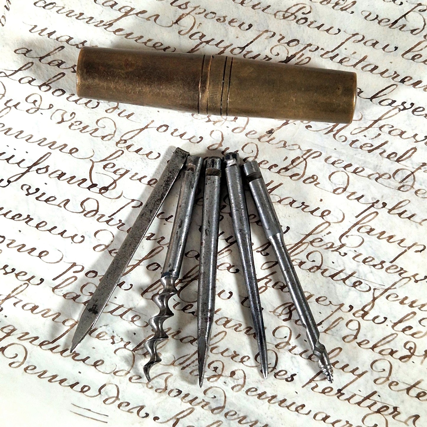 outil de voyage ancien avec embouts