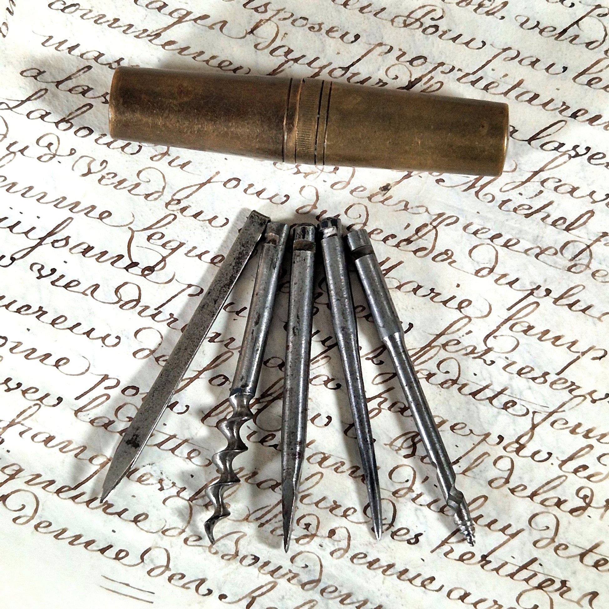 outil de voyage ancien avec embouts