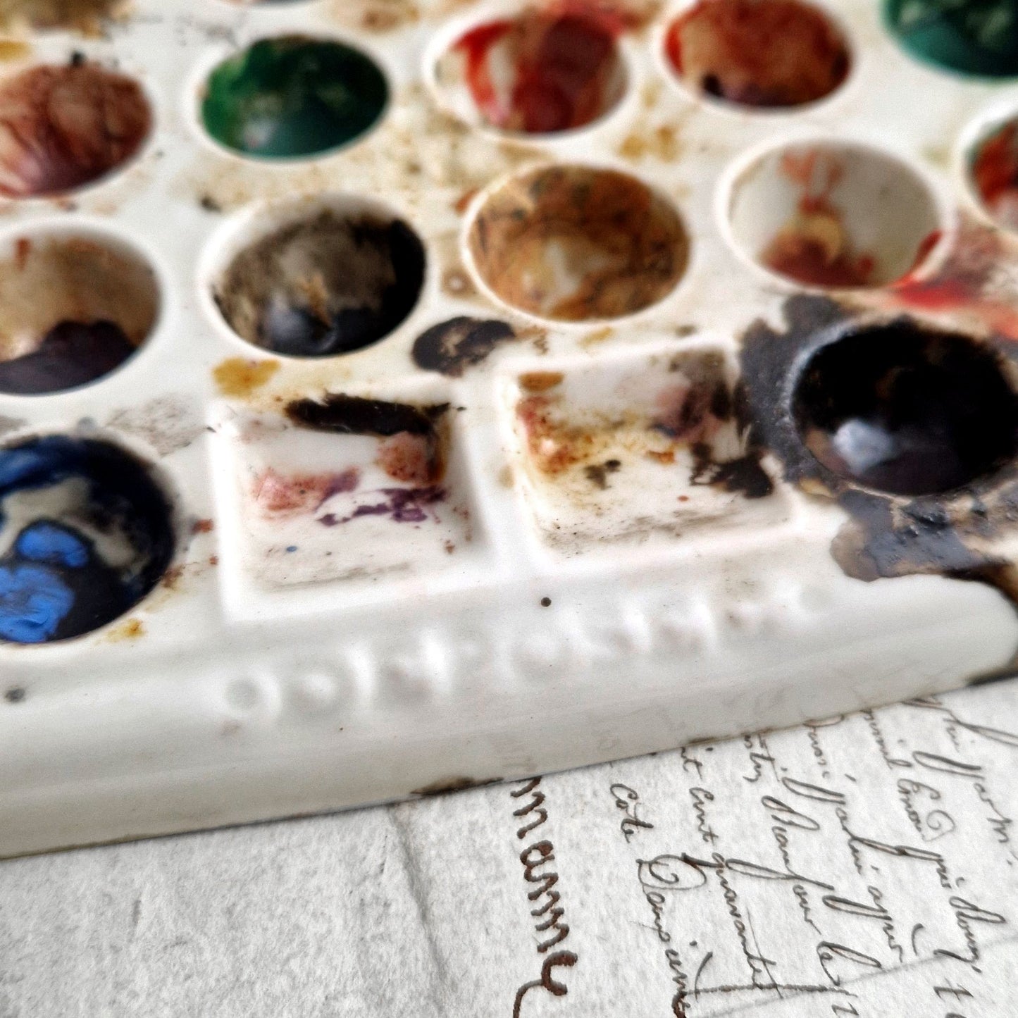 palette de peintre en céramique blanche