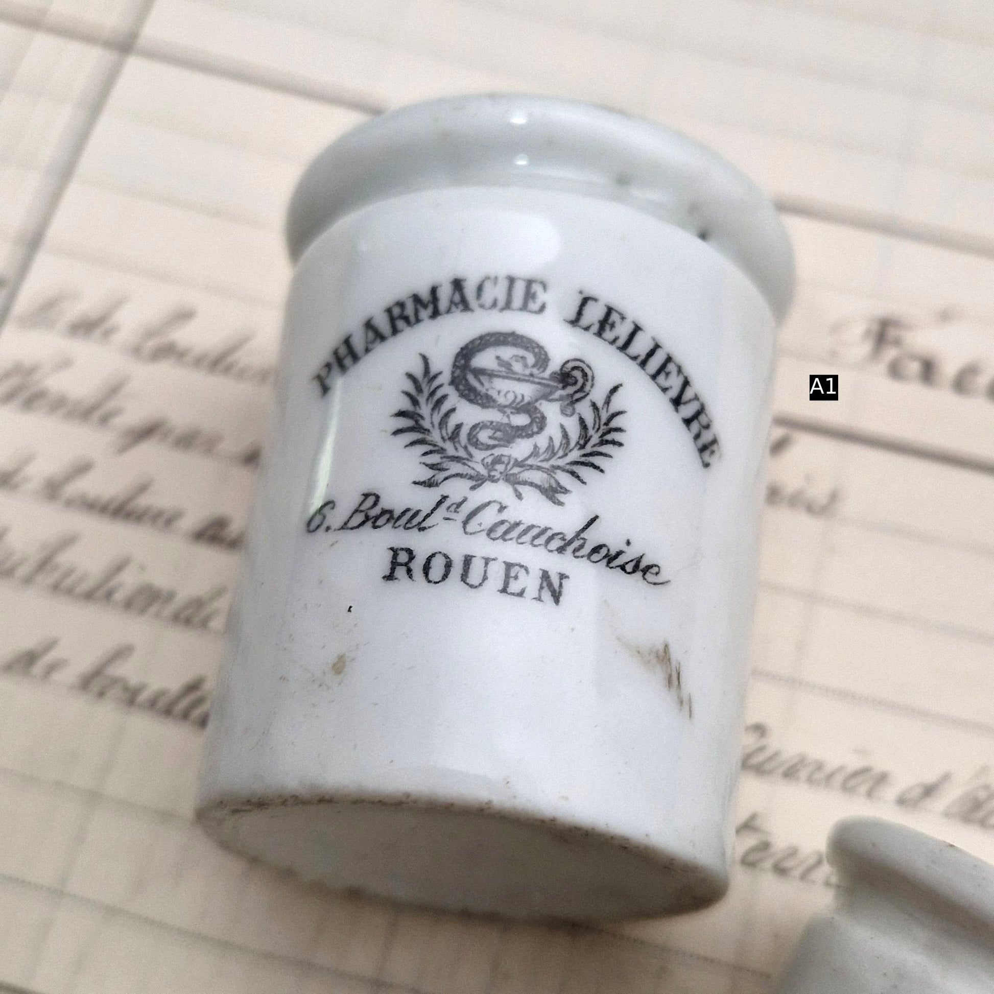 petit pot pharmaceutique émaillé rouen