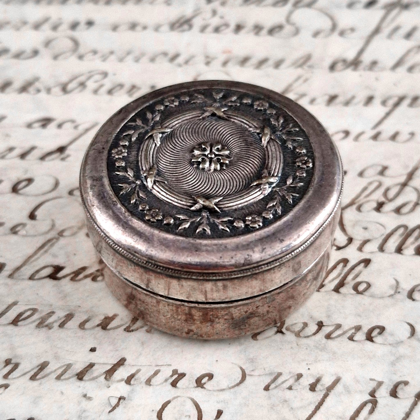 petite boite argentee decoration fleurie