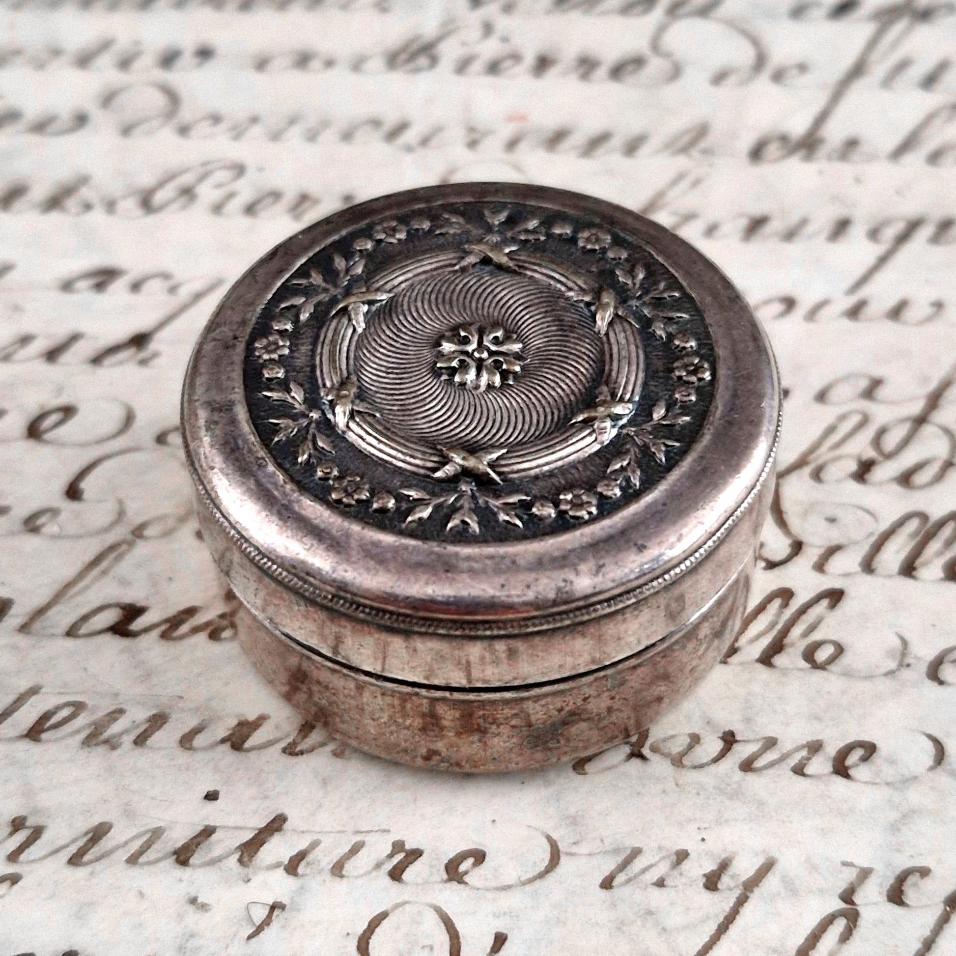 petite boite argentee decoration fleurie