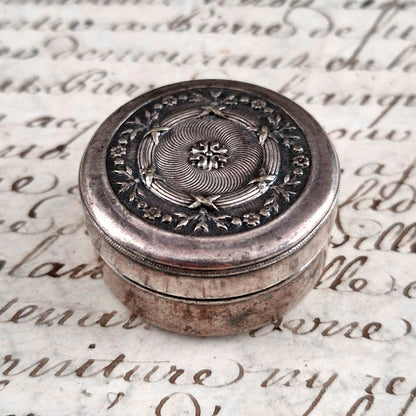 petite boite argentee decoration fleurie