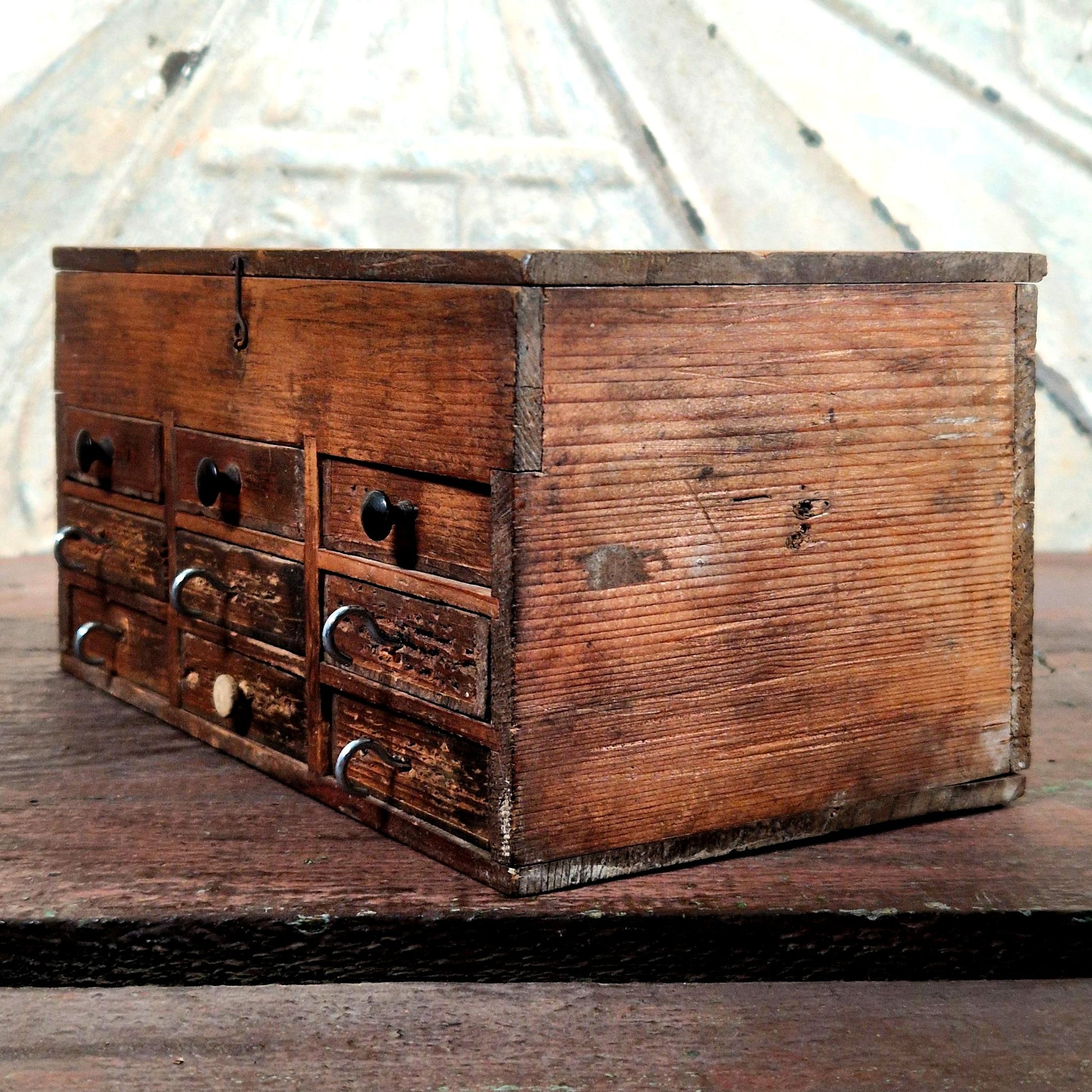 petite commode tiroirs atelier horloger