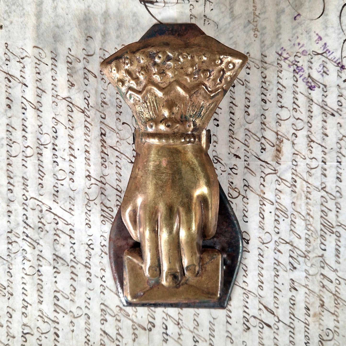 pince courrier main enveloppe