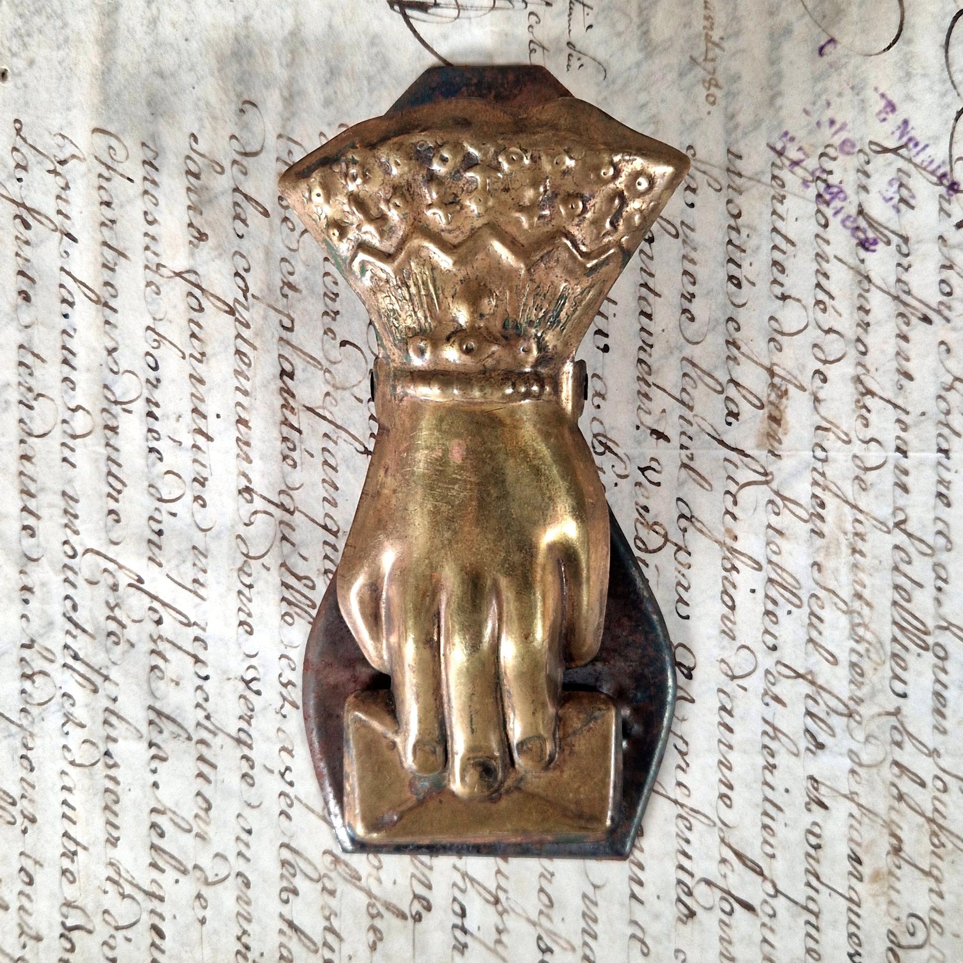 pince courrier main enveloppe