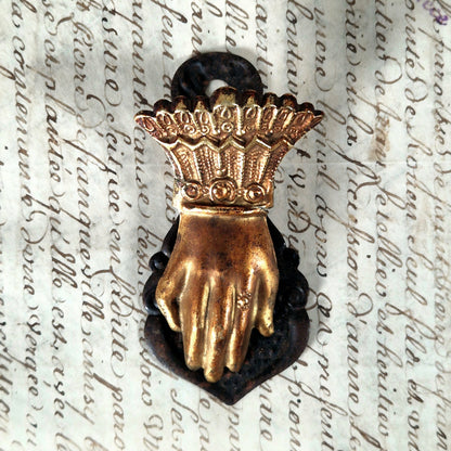 pince courrier main métal doré