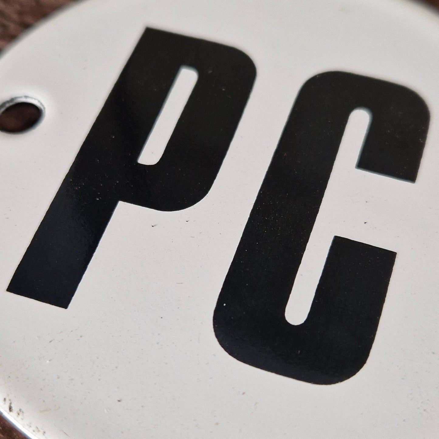 Round enamel sign "PC"