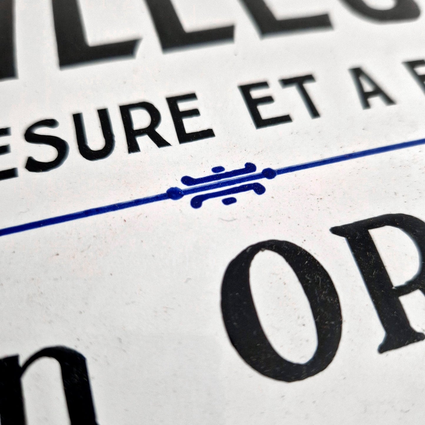 plaque emaillee tailleur homme