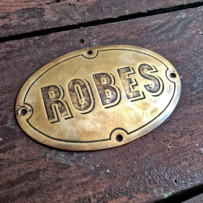 plaque en laiton gravé robes