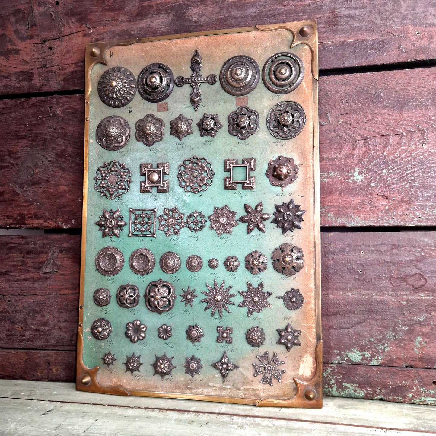 plaque ornements metalliques anciens