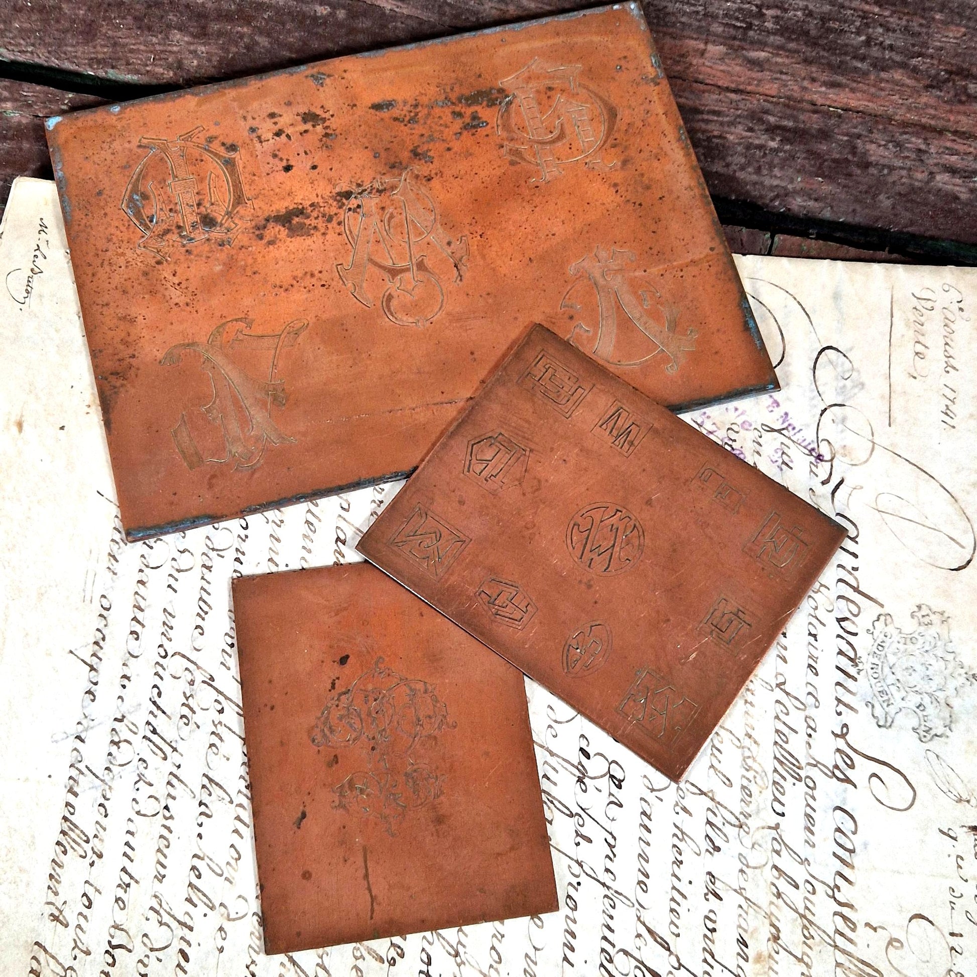 plaques cuivre gravées monogrammes modele graveur