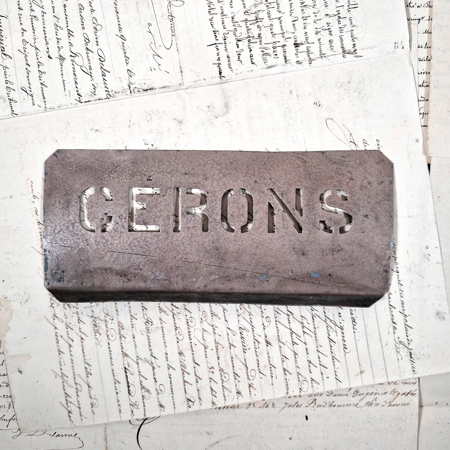 pochoir ancien zinc cerons bordeaux