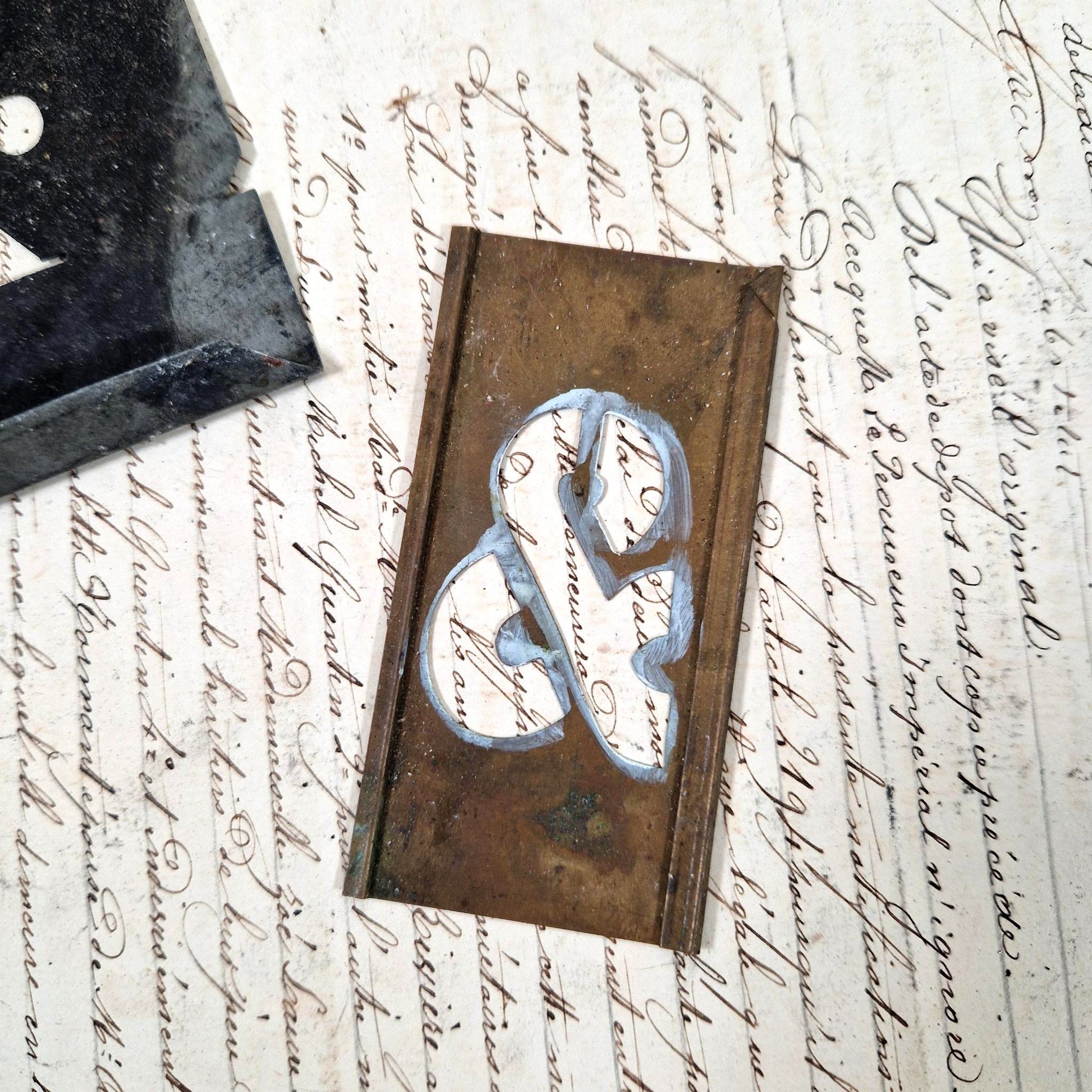 pochoir laiton acier caractere