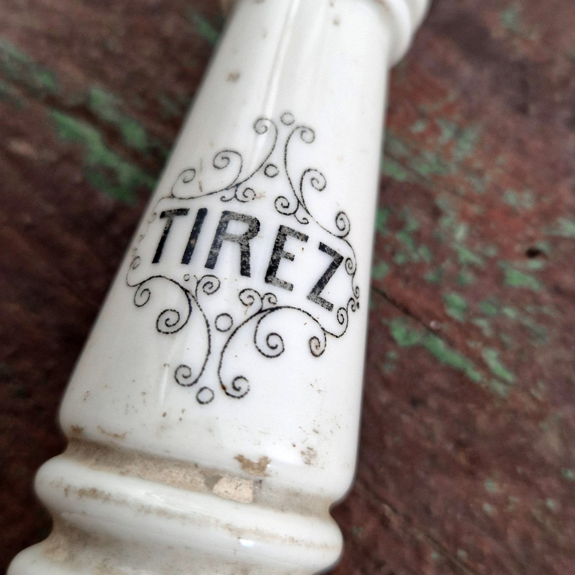 poignee porte emaillee typographique