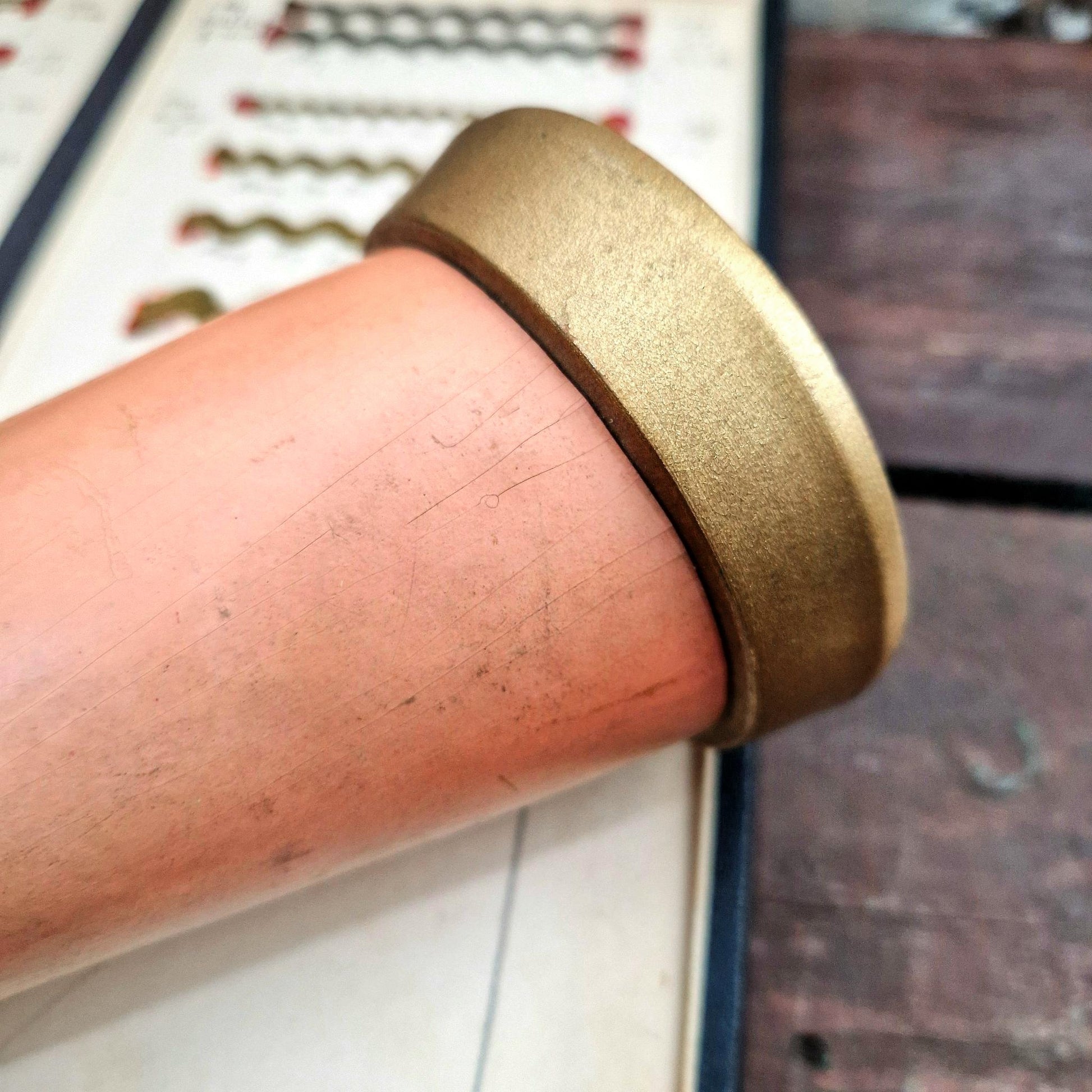 presentoir art deco main feminine