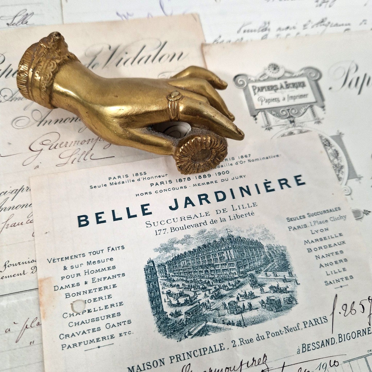 presse papier main en bronze doré