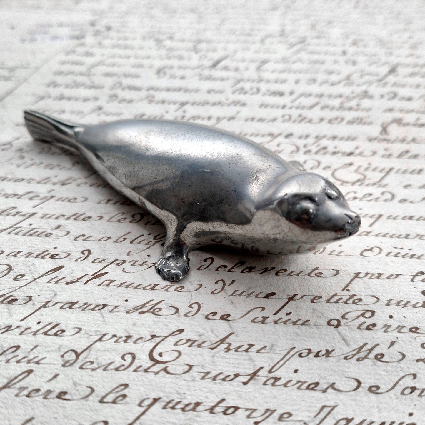presse-papier phoque en métal argenté