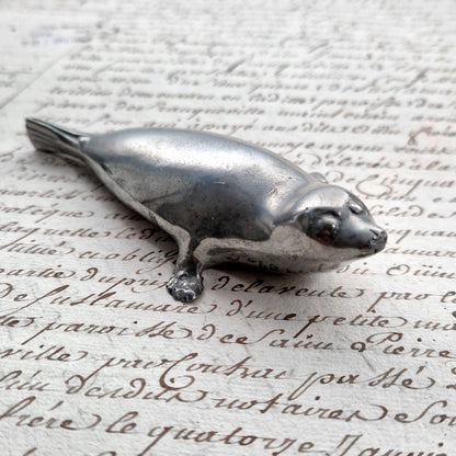 presse-papier phoque en métal argenté