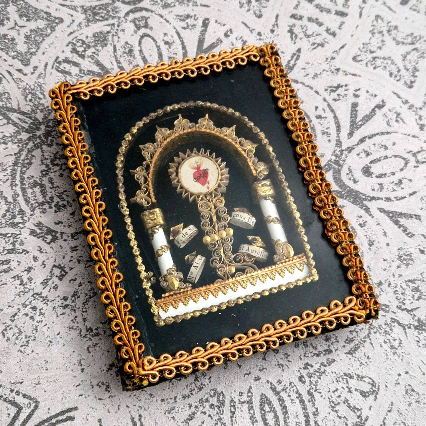 reliquaire avec paperolles et sacré coeur