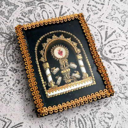 reliquaire avec paperolles et sacré coeur