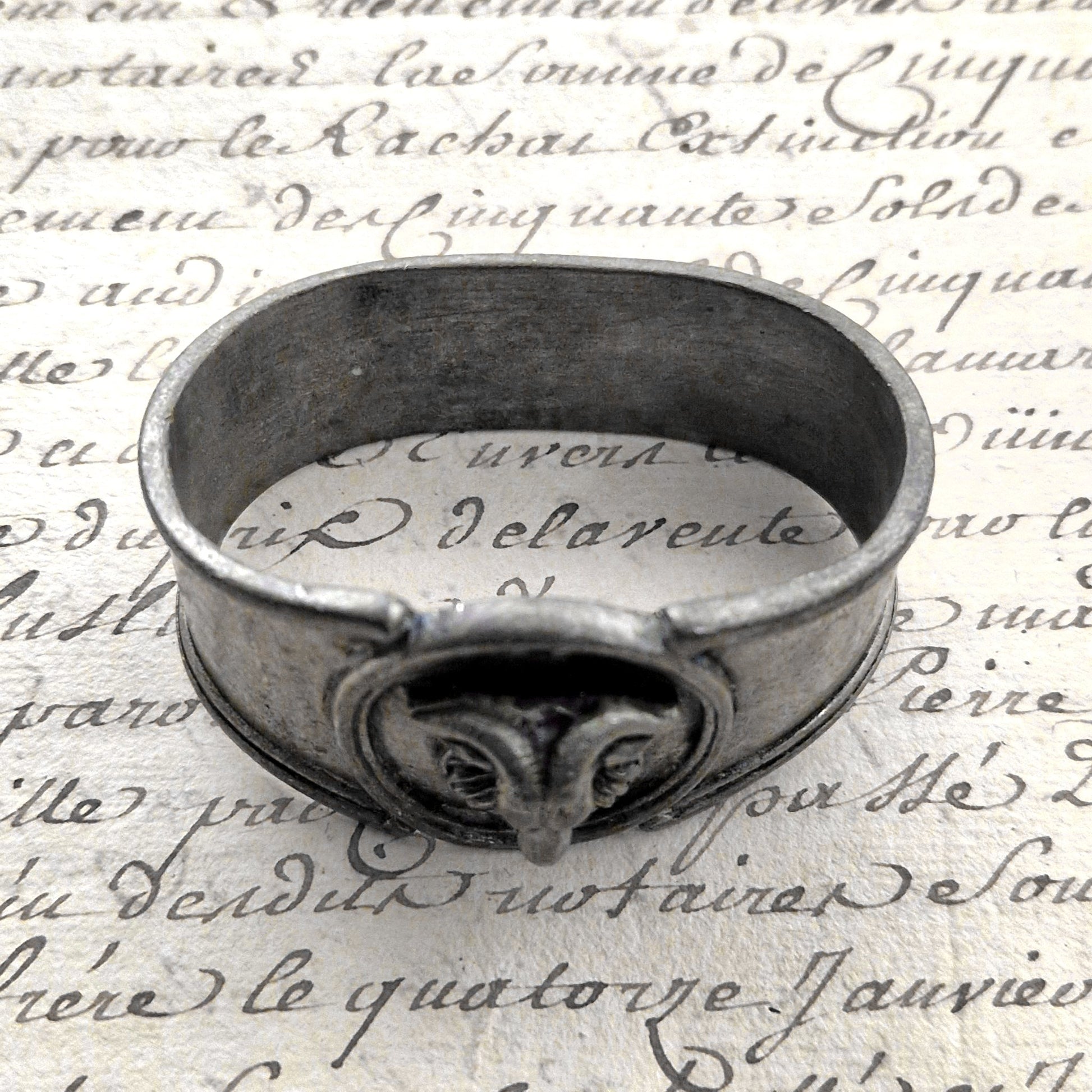 rond de serviette ancien animalier en etain