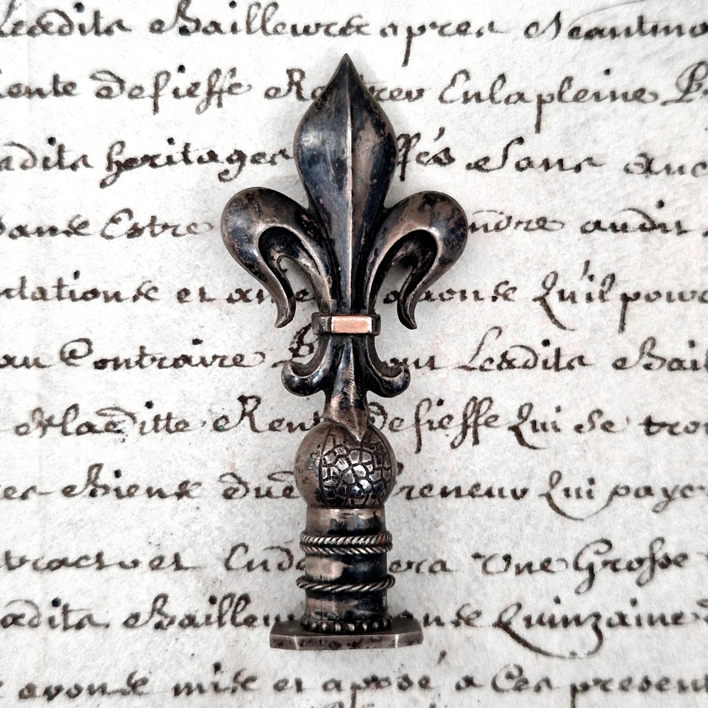 sceau ancien fleur de lys