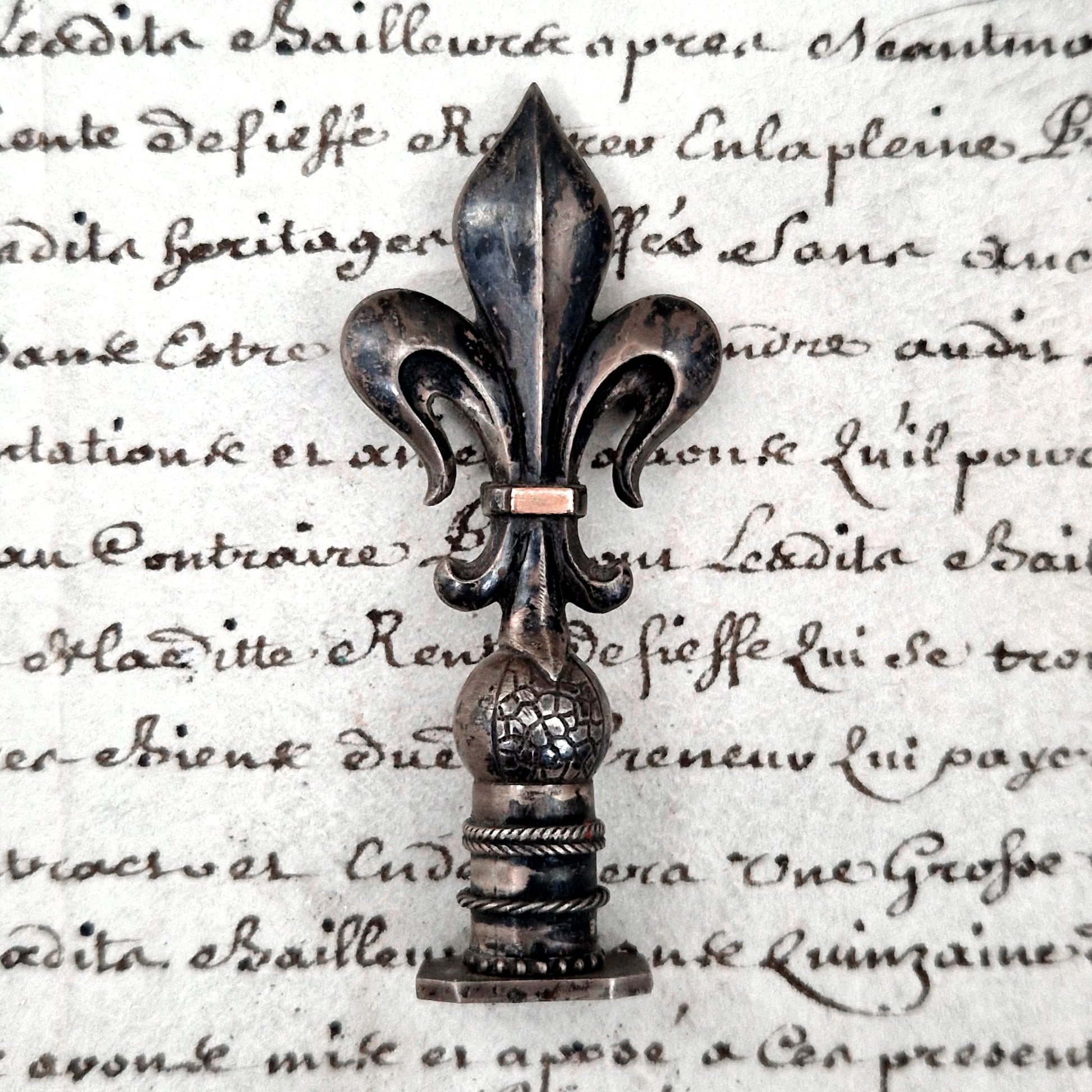 sceau ancien fleur de lys